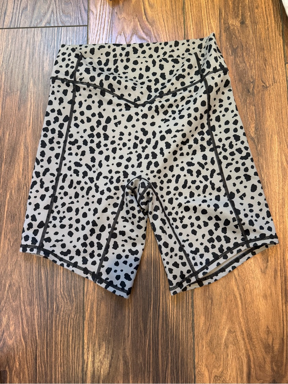 Balance Athletica Vitality Ascend Biker Shorts in Gray Leopard Print - Size M - Picture 2 of 4